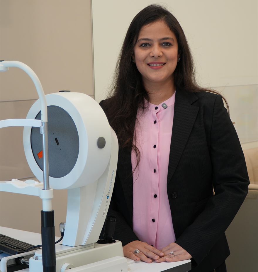 Dr. Nikita Mashru beside the Pentacam scanner at Clarity Eye Clinic, Lower Parel, Mumbai